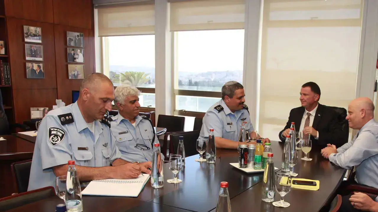 המפכ"ל רוני אלשיך נפגש עם יו"ר הכנסת יואל אדלשטיין, לשכת יו"ר הכנסת, ירושלים. יוני 2016