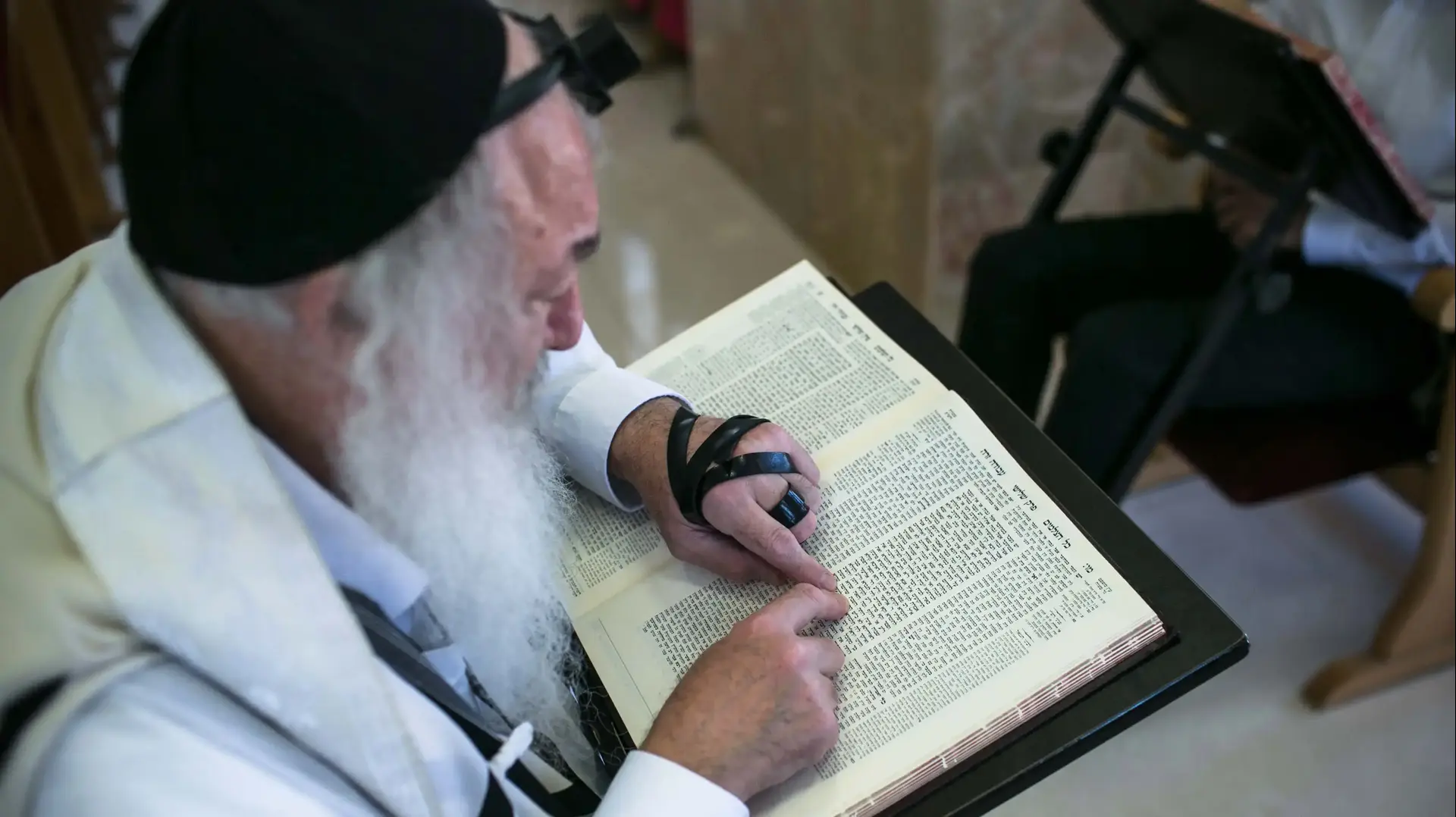 הרב יעקב סטפנסקי בבית הכנסת בו הוא לומד בירושלים, יוני 2016 הרב יעקב סטפנסקי בבית הכנסת בו הוא לומד בירושלים, יוני 2016