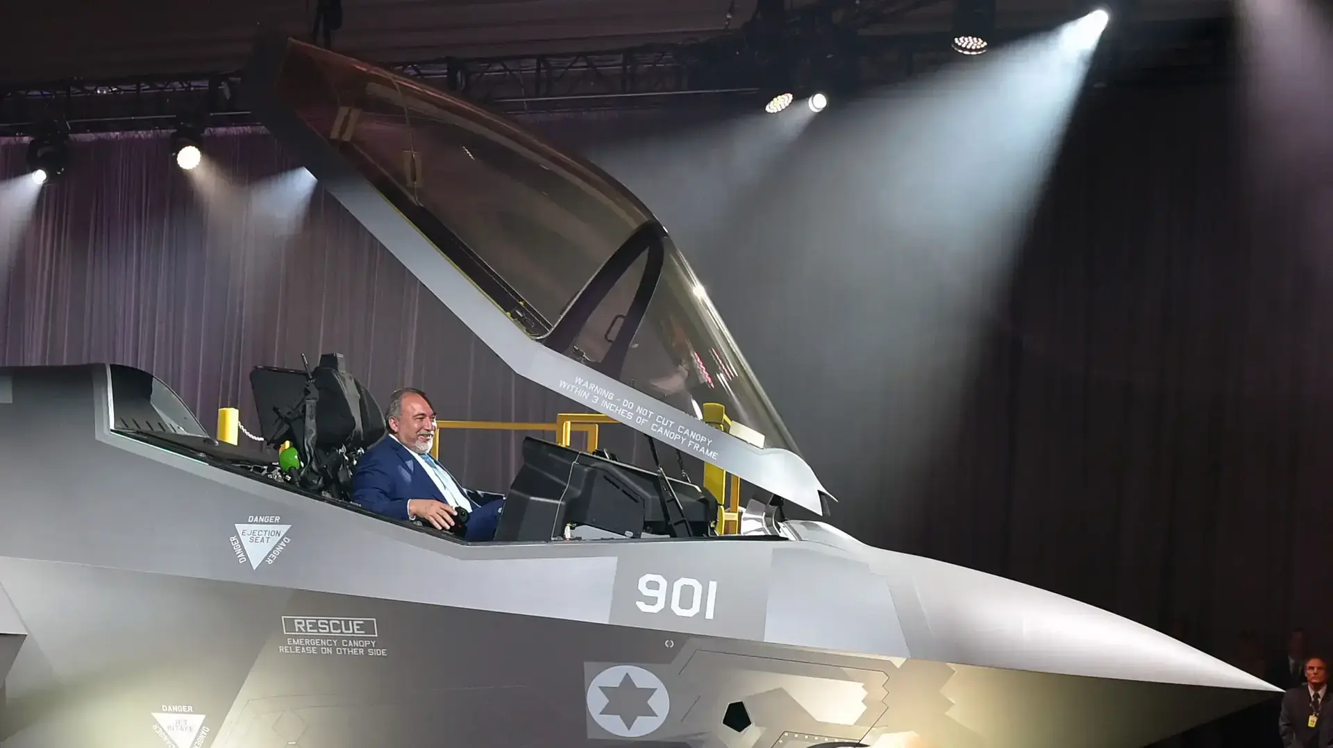 שר הביטחון אביגדור ליברמן בטקס חשיפת מטוס ה-F-35 לייטנינג הראשון של מדינת ישראל, טקסס, ארצות הברית. יוני 2016 שר הביטחון אביגדור ליברמן בטקס חשיפת מטוס ה-F-35 לייטנינג הראשון של מדינת ישראל, טקסס, ארצות הברית. יוני 2016
