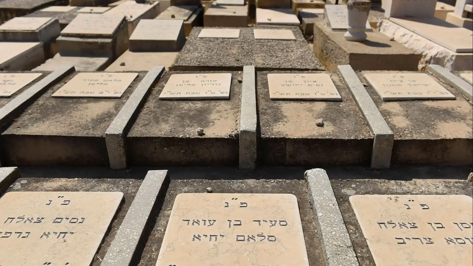 קברי "ילדי תימן", בית העלמין סגולה, פתח תקווה. יוני 2016 קברי "ילדי תימן", בית העלמין סגולה, פתח תקווה. יוני 2016