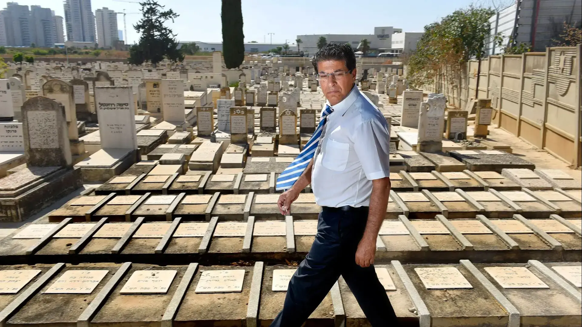 עורך הדין רמי צוברי, היועץ המשפטי של הוועדה הציבורית לגילוי ילדי תימן, בית העלמין סגולה, פתח תקווה. יוני 2016 עורך הדין רמי צוברי, היועץ המשפטי של הוועדה הציבורית לגילוי ילדי תימן, בית העלמין סגולה, פתח תקווה. יוני 2016