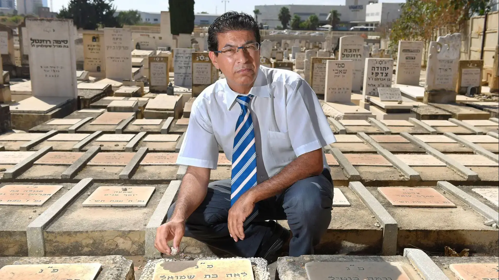 עורך הדין רמי צוברי, היועץ המשפטי של הוועדה הציבורית לגילוי ילדי תימן, בית העלמין סגולה, פתח תקווה. יוני 2016 עורך הדין רמי צוברי, היועץ המשפטי של הוועדה הציבורית לגילוי ילדי תימן, בית העלמין סגולה, פתח תקווה. יוני 2016