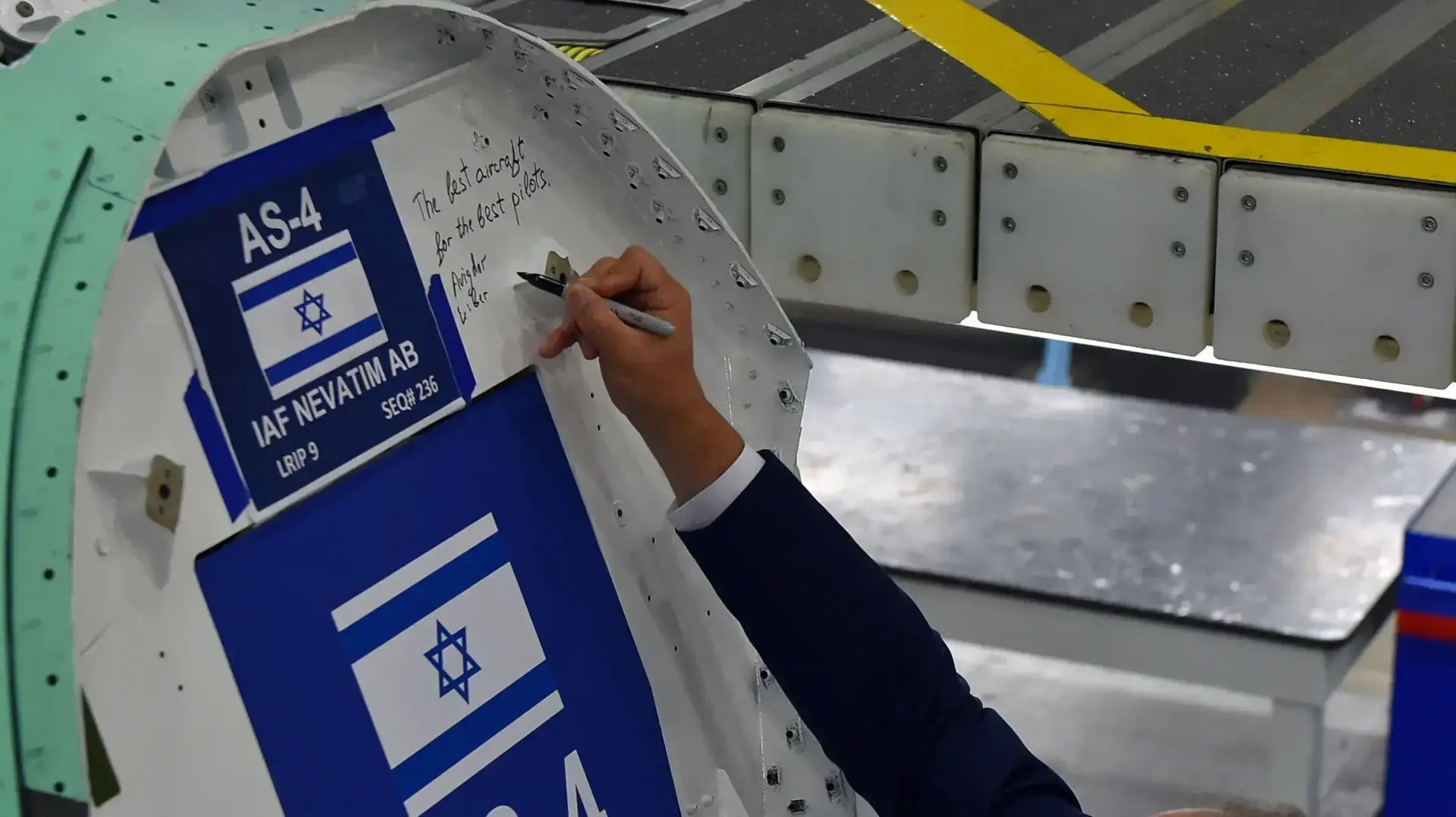 שר הביטחון אביגדור ליברמן בטקס חשיפת מטוס ה-F-35 לייטנינג הראשון של מדינת ישראל, טקסס, ארצות הברית. יוני 2016 שר הביטחון אביגדור ליברמן בטקס חשיפת מטוס ה-F-35 לייטנינג הראשון של מדינת ישראל, טקסס, ארצות הברית. יוני 2016