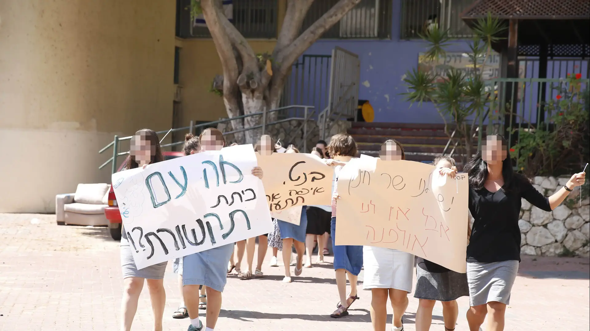 הפגנה נגד סגירת אולפנת צביה בבני ברק הפגנה נגד סגירת אולפנת צביה בבני ברק