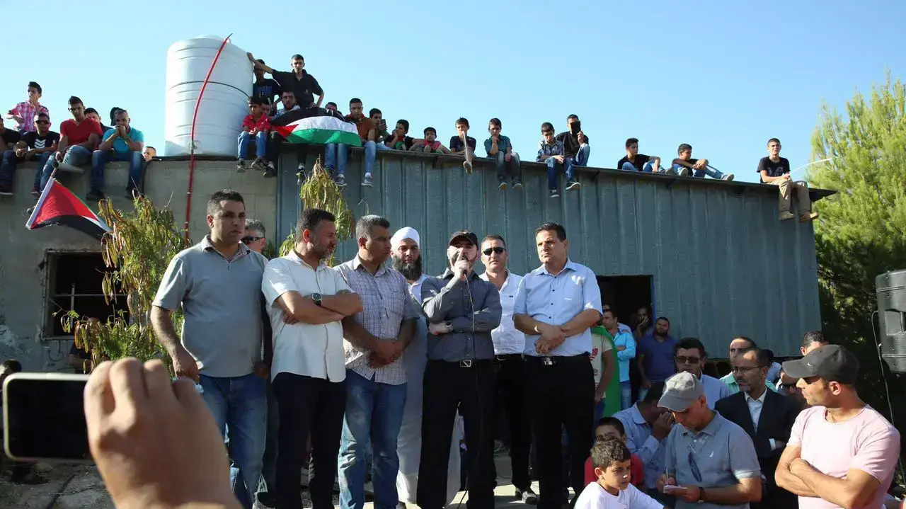 חבר הכנסת איימן עודה בהלווית מחמוד ראפת בדראן , בן ה-15 בכפרו בית עור אתחתא, שנורה על ידי חיילים ביום שלישי. בכביש 443 חבר הכנסת איימן עודה בהלווית מחמוד ראפת בדראן , בן ה-15 בכפרו בית עור אתחתא, שנורה על ידי חיילים ביום שלישי. בכביש 443