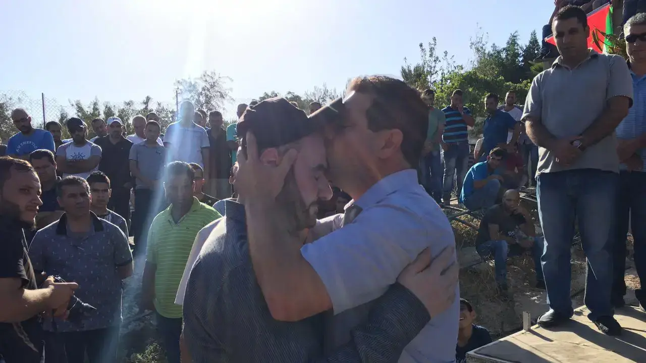 חבר הכנסת איימן עודה בהלווית מחמוד ראפת בדראן , בן ה-15 בכפרו בית עור אתחתא, שנורה על ידי חיילים ביום שלישי. בכביש 443 חבר הכנסת איימן עודה בהלווית מחמוד ראפת בדראן , בן ה-15 בכפרו בית עור אתחתא, שנורה על ידי חיילים ביום שלישי. בכביש 443