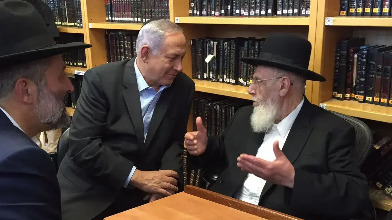 בנימין נתניהו מנחם את מנהיג ש"ס הרב שלום כהן היושב שבעה על בשכונת רמות בירושלים בנימין נתניהו מנחם את מנהיג ש"ס הרב שלום כהן היושב שבעה על בשכונת רמות בירושלים
