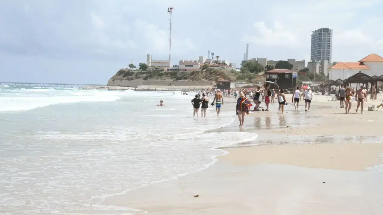 חוף הים בגבעת אולגה בחדרה