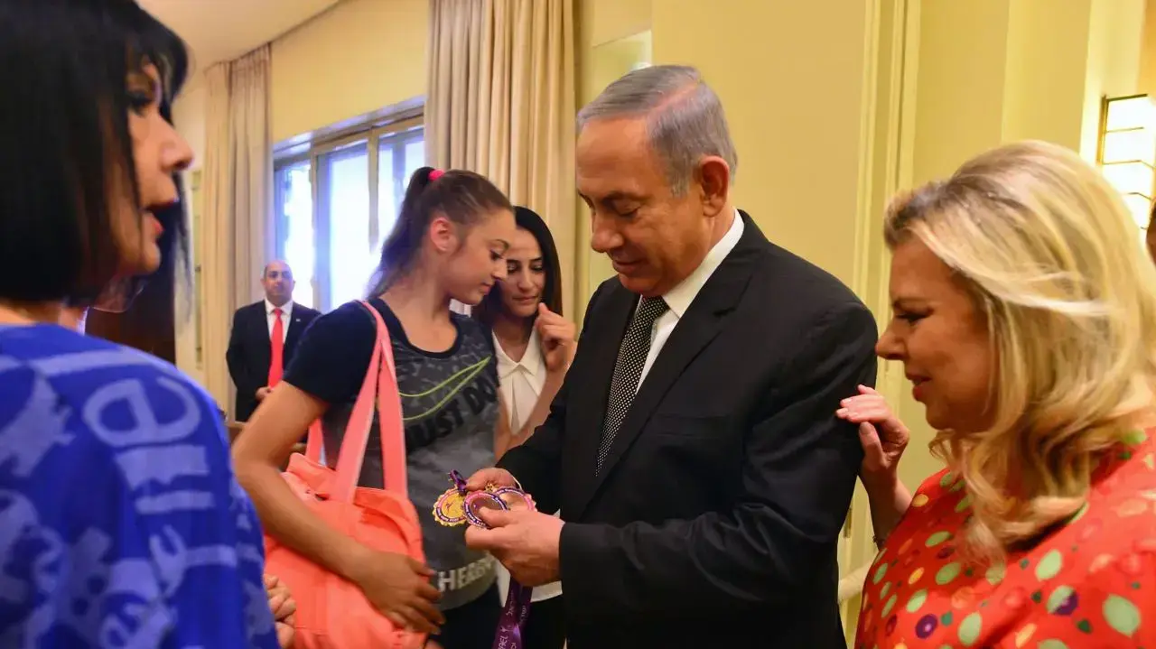 ראש הממשלה בנימין נתניהו ורעייתו שרה נתניהו אירחו את אלופת אירופה, נבחרת ישראל בהתעמלות אומנותית, 23 ביוני 2016