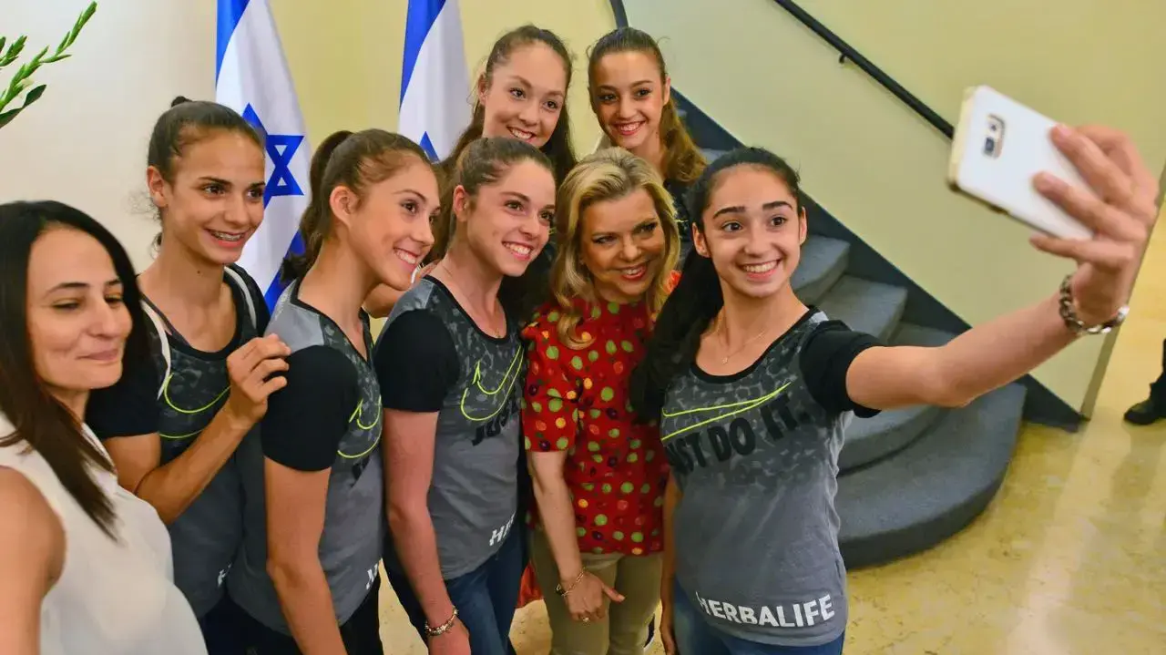 ראש הממשלה בנימין נתניהו ורעייתו שרה נתניהו אירחו את אלופת אירופה, נבחרת ישראל בהתעמלות אומנותית, 23 ביוני 2016 ראש הממשלה בנימין נתניהו ורעייתו שרה נתניהו אירחו את אלופת אירופה, נבחרת ישראל בהתעמלות אומנותית, 23 ביוני 2016