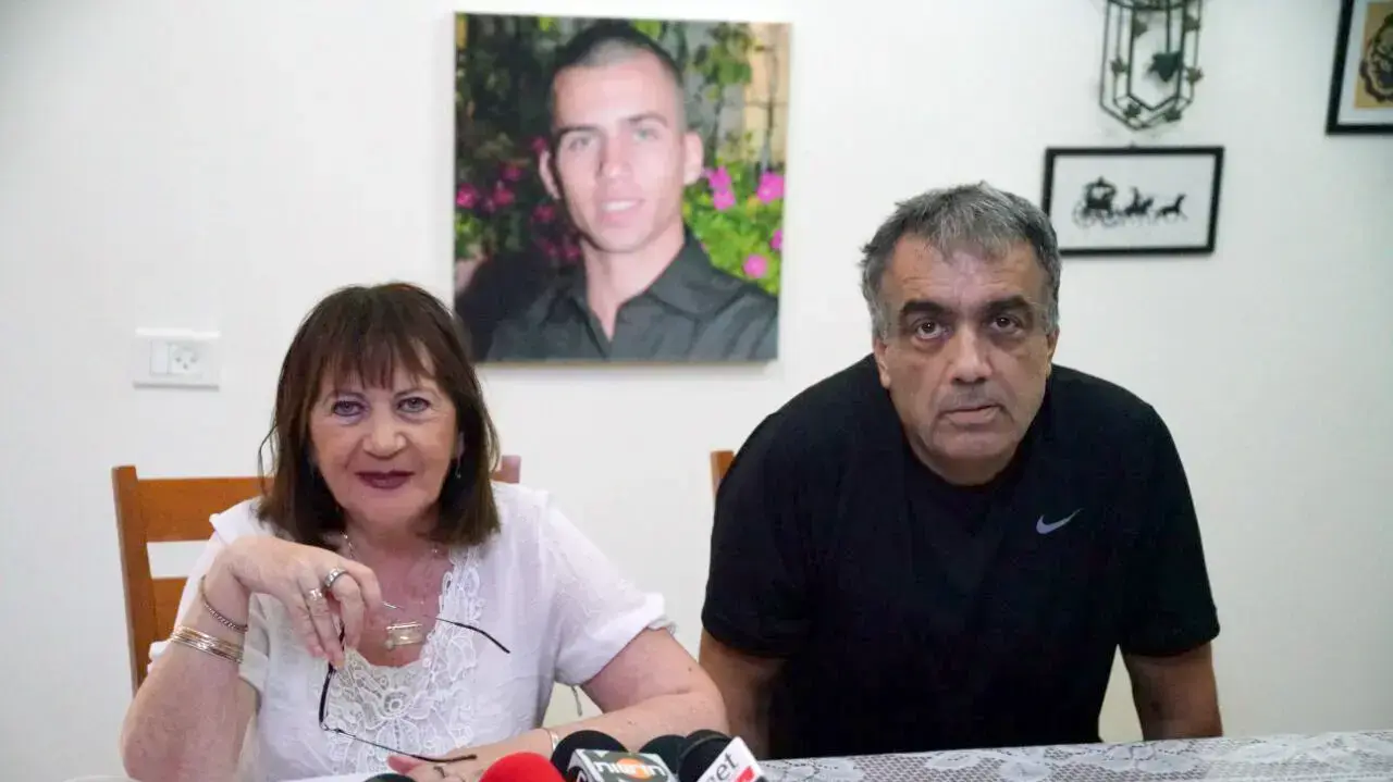 זהבה והרצל שאול הוריו של אורון שאול בביתם בפוריה עילית זהבה והרצל שאול הוריו של אורון שאול בביתם בפוריה עילית