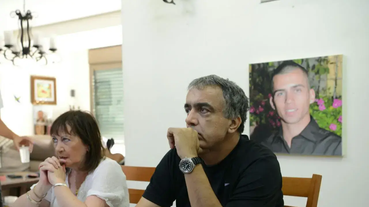 זהבה והרצל שאול הוריו של אורון שאול בביתם בפוריה עילית זהבה והרצל שאול הוריו של אורון שאול בביתם בפוריה עילית