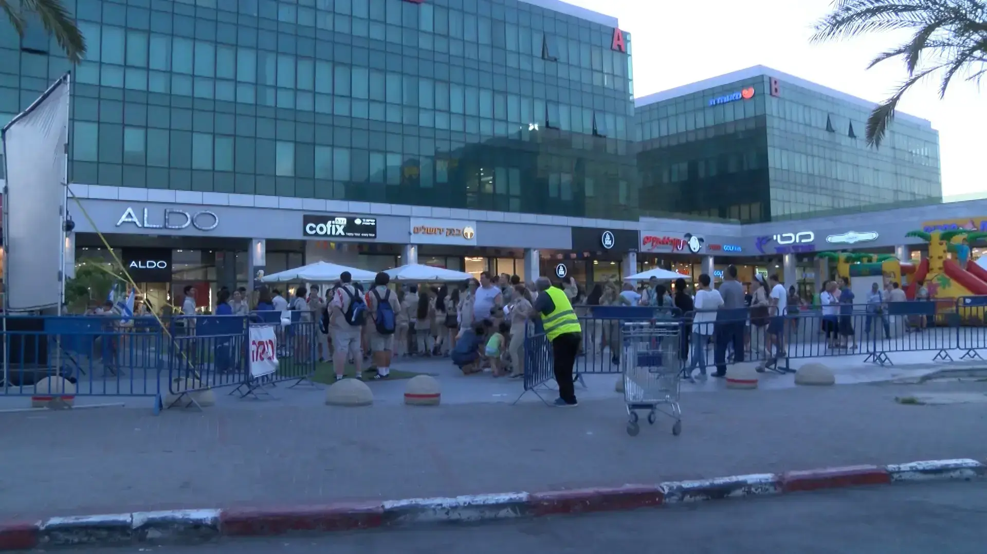 מאות חברי תנועות נוער מחו נגד סגירת שבט הצופים בעיר בית שמש מאות חברי תנועות נוער מחו נגד סגירת שבט הצופים בעיר בית שמש