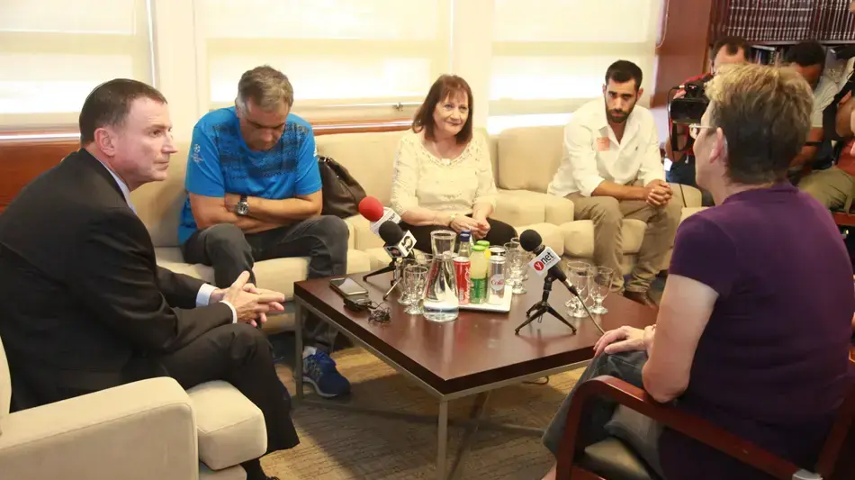 תמונות משפחות גולדין ושאול בפגישה עם יו"ר הכנסת יולי אדלשטיין תמונות משפחות גולדין ושאול בפגישה עם יו"ר הכנסת יולי אדלשטיין