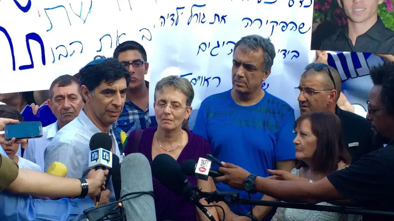 משפחות הדר גולדין ואורון שאול במסיבת עיתונאים, מחוץ לבית ראש הממשלה, ירושלים. יוני 2016 משפחות הדר גולדין ואורון שאול במסיבת עיתונאים, מחוץ לבית ראש הממשלה, ירושלים. יוני 2016