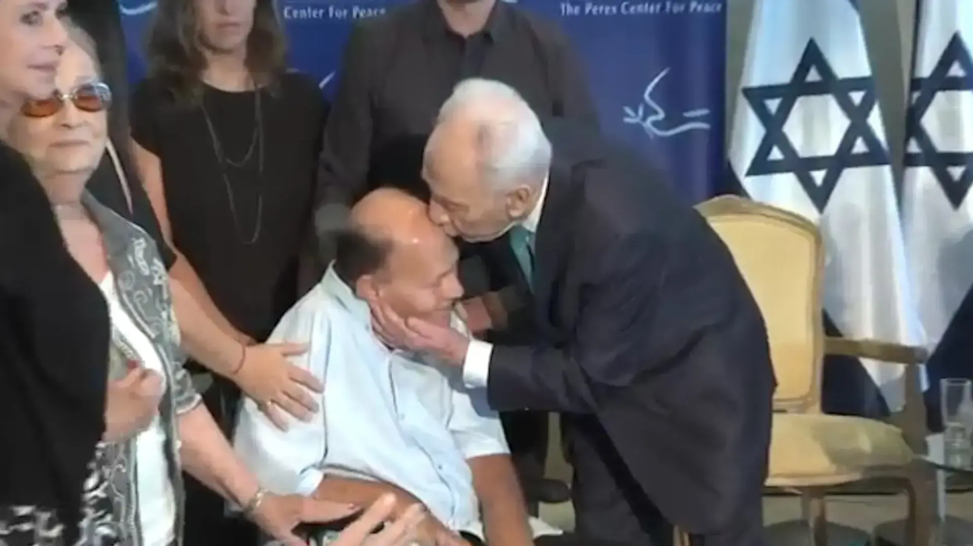מספרים לפרס: הילדים החטופים נזכרים בחווית החטיפה, השחרור והלידה מחדש מספרים לפרס: הילדים החטופים נזכרים בחווית החטיפה, השחרור והלידה מחדש