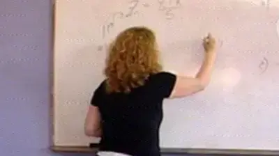מורה כותבת על לוח