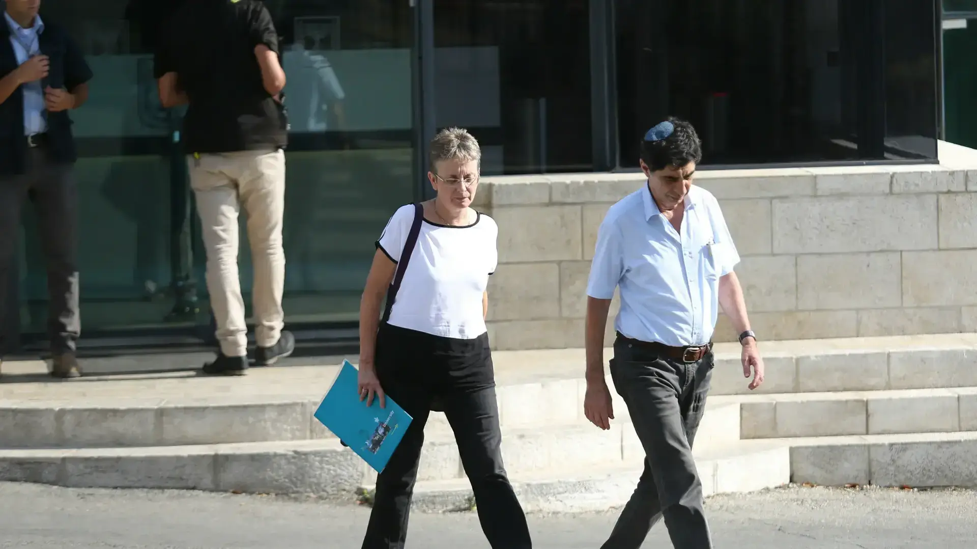 משפחות אורון שאול והדר גולדין לאחר פגישתם עם ראש הממשלה בנימין נתניהו, לשכת רה"מ. יוני 2016 משפחות אורון שאול והדר גולדין לאחר פגישתם עם ראש הממשלה בנימין נתניהו, לשכת רה"מ. יוני 2016