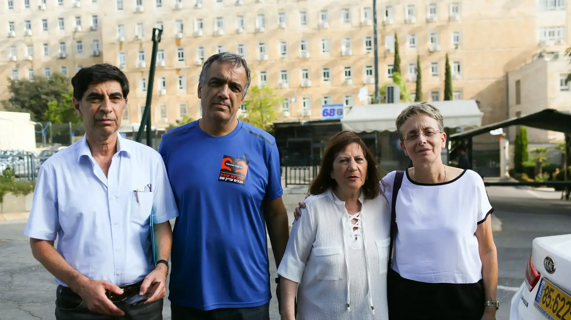 משפחות אורון שאול והדר גולדין לאחר פגישתם עם ראש הממשלה בנימין נתניהו, לשכת רה"מ. יוני 2016 משפחות אורון שאול והדר גולדין לאחר פגישתם עם ראש הממשלה בנימין נתניהו, לשכת רה"מ. יוני 2016