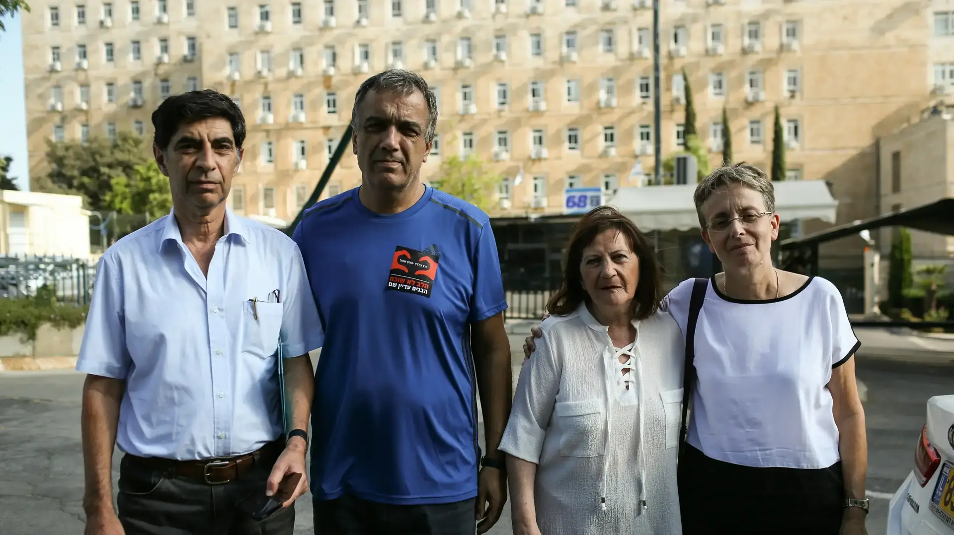משפחות אורון שאול והדר גולדין לאחר פגישתם עם ראש הממשלה בנימין נתניהו, לשכת רה"מ. יוני 2016 משפחות אורון שאול והדר גולדין לאחר פגישתם עם ראש הממשלה בנימין נתניהו, לשכת רה"מ. יוני 2016