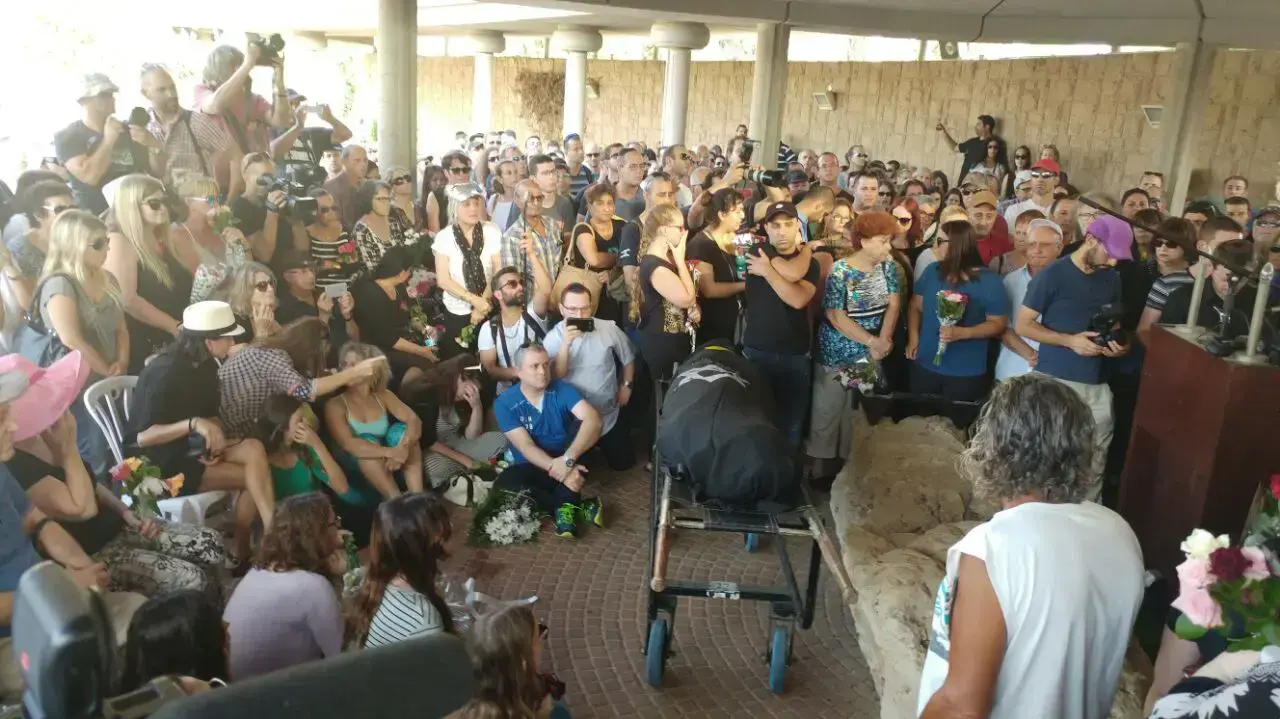 הלוויתה של אסתי ויינשטיין, יוצאת בשאלה שהתאבדה, בית העלמין ירקון, פתח תקווה. יוני 2016 הלוויתה של אסתי ויינשטיין, יוצאת בשאלה שהתאבדה, בית העלמין ירקון, פתח תקווה. יוני 2016