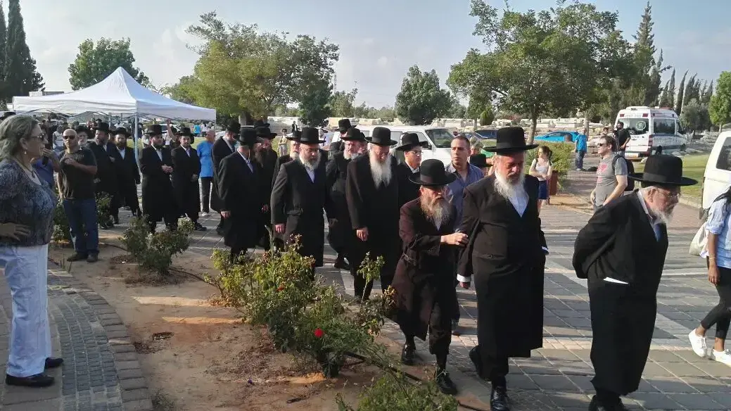 הלוויתה של אסתי ויינשטיין, יוצאת בשאלה שהתאבדה, בית העלמין ירקון, פתח תקווה. יוני 2016 הלוויתה של אסתי ויינשטיין, יוצאת בשאלה שהתאבדה, בית העלמין ירקון, פתח תקווה. יוני 2016