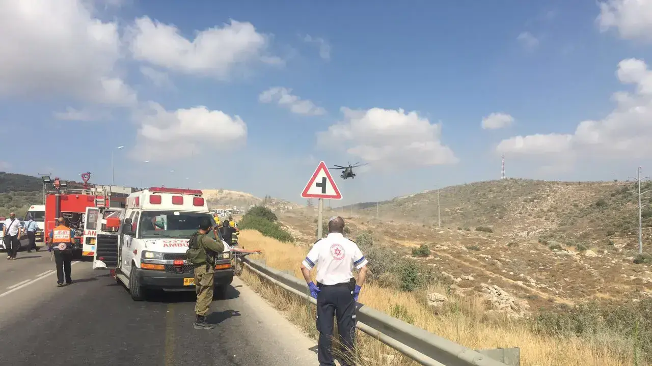 תאונת דרכים בין כלי רכב פלסטינאי לכלי רכב ישראלי, כביש 505, לכיוון צומת תפוח. יוני 2016 תאונת דרכים בין כלי רכב פלסטינאי לכלי רכב ישראלי, כביש 505, לכיוון צומת תפוח. יוני 2016