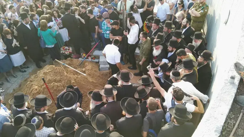 הלוויתה של אסתי ויינשטיין, יוצאת בשאלה שהתאבדה, בית העלמין ירקון, פתח תקווה. יוני 2016