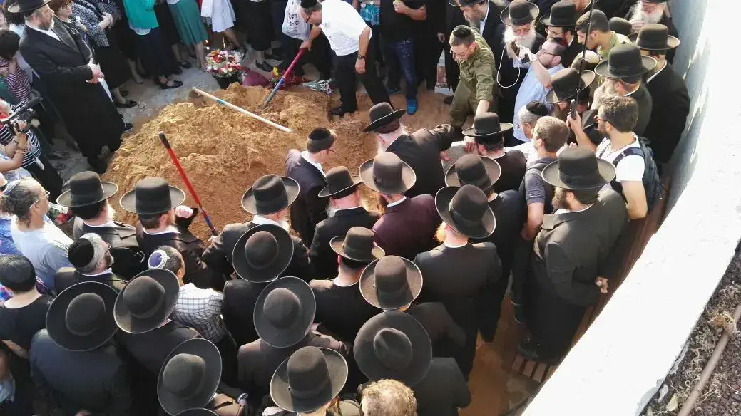 הלוויתה של אסתי ויינשטיין, יוצאת בשאלה שהתאבדה, בית העלמין ירקון, פתח תקווה. יוני 2016 הלוויתה של אסתי ויינשטיין, יוצאת בשאלה שהתאבדה, בית העלמין ירקון, פתח תקווה. יוני 2016