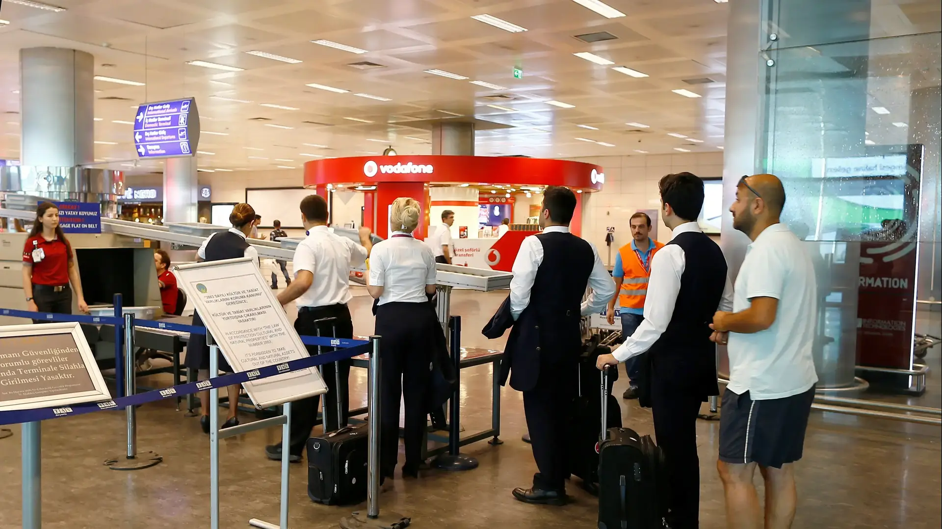 בבוקר שאחרי הפיגוע תור לצ'ק אין בשדה התעופה אטאטורק באיסטנבול, טורקיה בבוקר שאחרי הפיגוע תור לצ'ק אין בשדה התעופה אטאטורק באיסטנבול, טורקיה