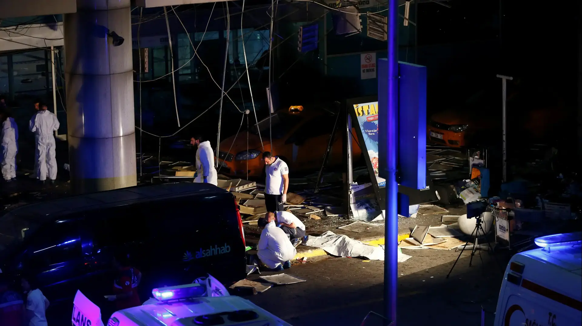 זירת הפיגוע בשדה התעופה אטאטורק באיסטנבול, טורקיה זירת הפיגוע בשדה התעופה אטאטורק באיסטנבול, טורקיה