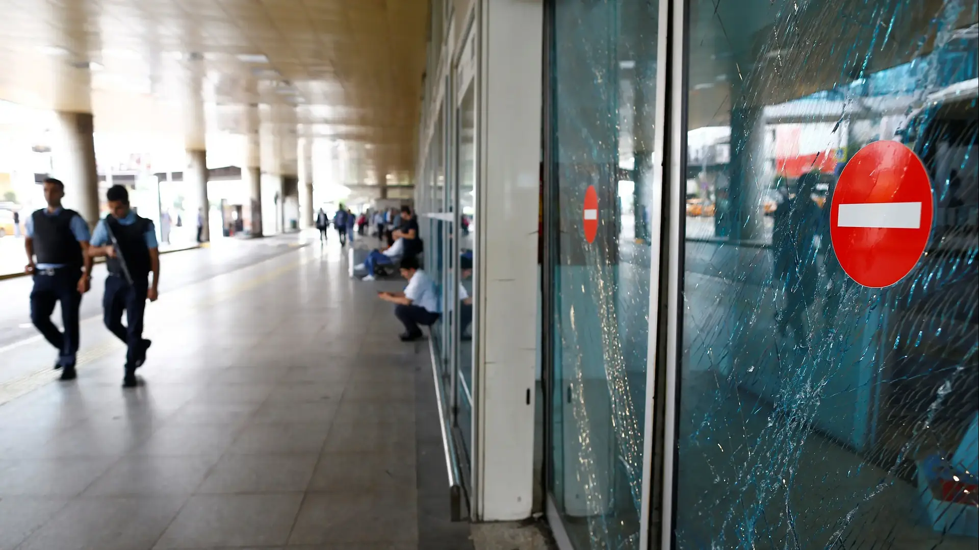 נמל התעופה אטאטורק באיסטנבול בבוקר שאחרי פיגוע התאבדות, 29 ביוני 2016 נמל התעופה אטאטורק באיסטנבול בבוקר שאחרי פיגוע התאבדות, 29 ביוני 2016