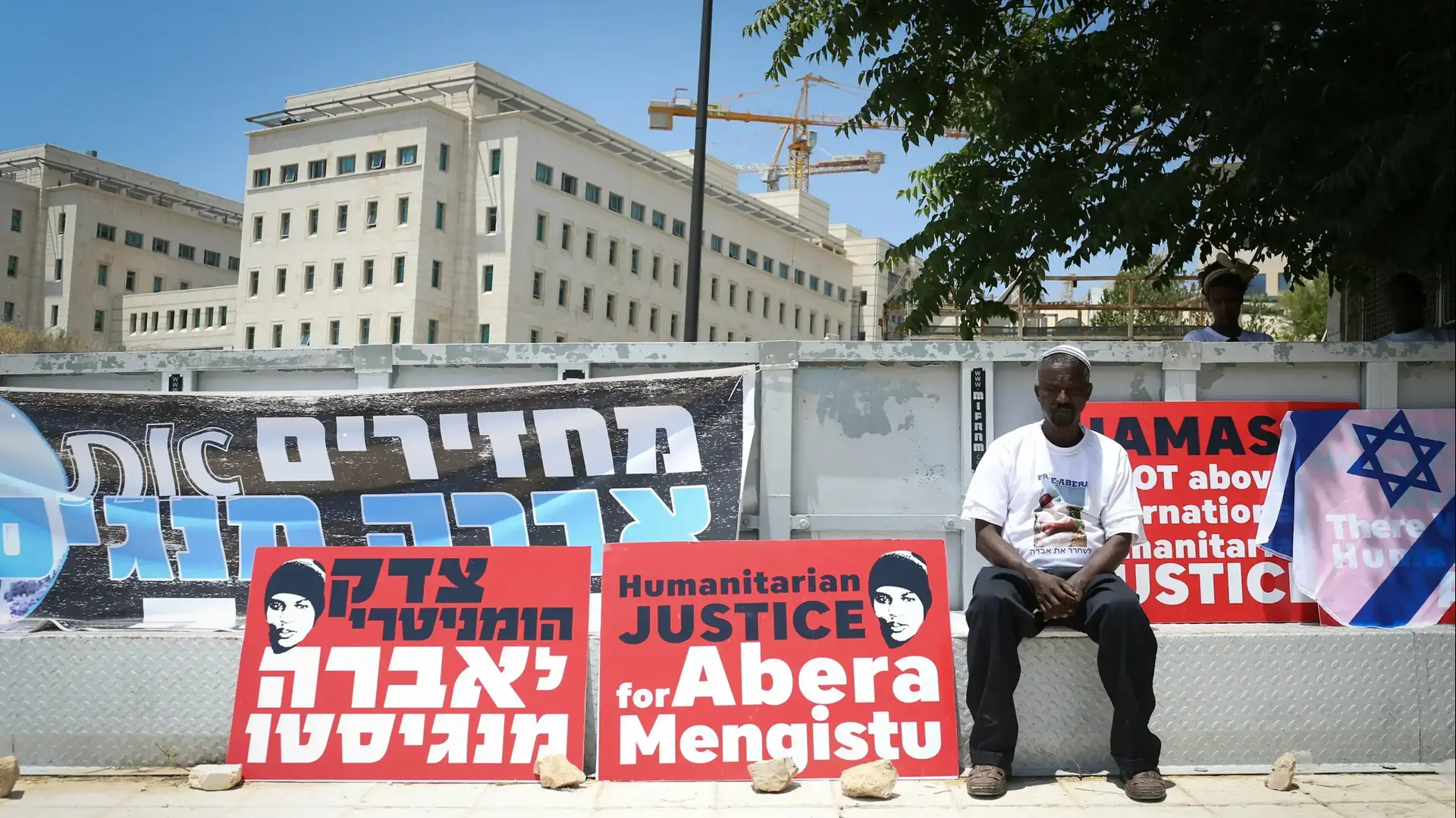 איילין, אביו של אברה מנגיסטו הנמצא ברצועת עזה, מחוץ לישיבת הקבינט איילין, אביו של אברה מנגיסטו הנמצא ברצועת עזה, מחוץ לישיבת הקבינט