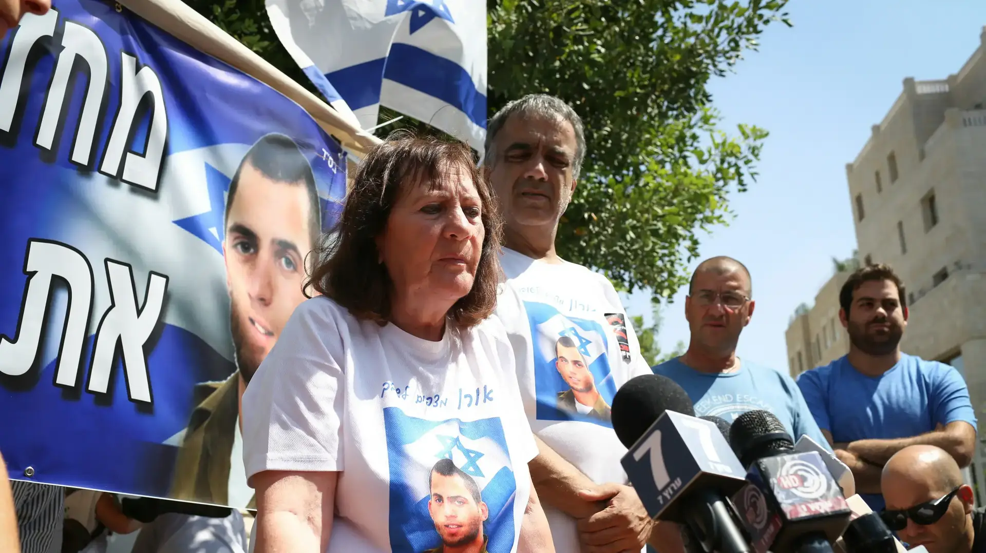 משפחת אורון שאול במאהל המחאה מחוץ למעון ראש הממשלה בירושלים. 26 ביוני 2016 משפחת אורון שאול במאהל המחאה מחוץ למעון ראש הממשלה בירושלים. 26 ביוני 2016
