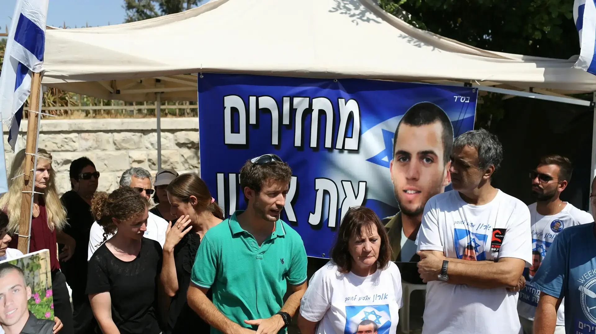 משפחת אורון שאול במאהל המחאה מחוץ למעון ראש הממשלה בירושלים. 26 ביוני 2016 משפחת אורון שאול במאהל המחאה מחוץ למעון ראש הממשלה בירושלים. 26 ביוני 2016