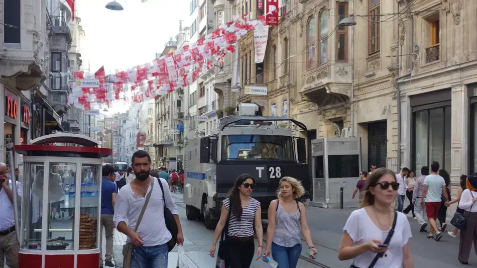 כוחות משטרה בשדרות איסתיקלאל, איסטנבול, יוני 2016 כוחות משטרה בשדרות איסתיקלאל, איסטנבול, יוני 2016