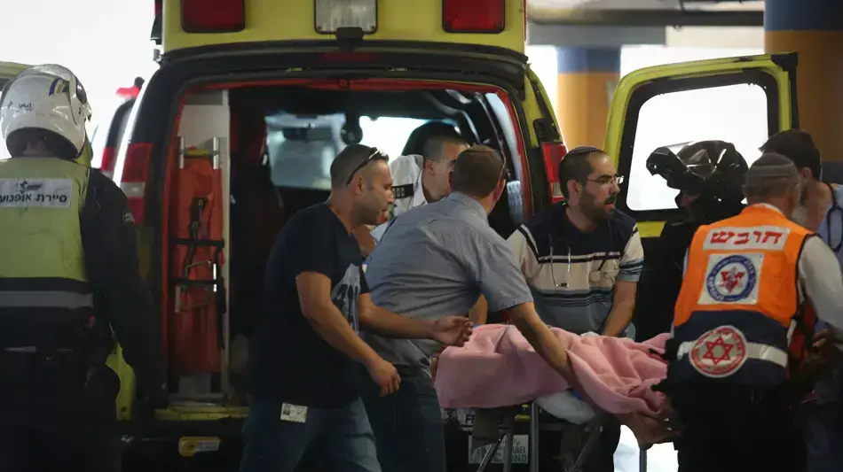 פינוי הפצועה מפיגוע בקריית ארבע. בית חולים שערי צדק, 30 ביוני 2016 פינוי הפצועה מפיגוע בקריית ארבע. בית חולים שערי צדק, 30 ביוני 2016