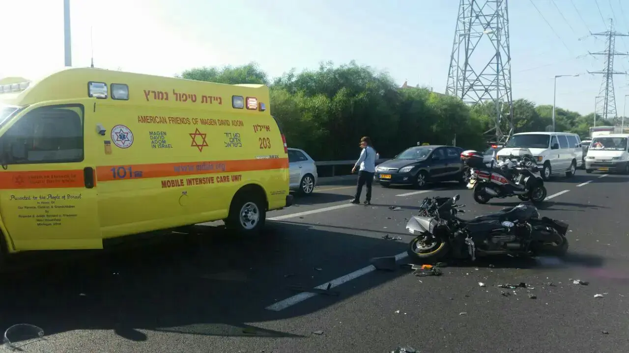 רוכב אופנוע נהרג עקב פגיעת רכב בכביש 20 לדרום סמוך למחלף משה דיין רוכב אופנוע נהרג עקב פגיעת רכב בכביש 20 לדרום סמוך למחלף משה דיין