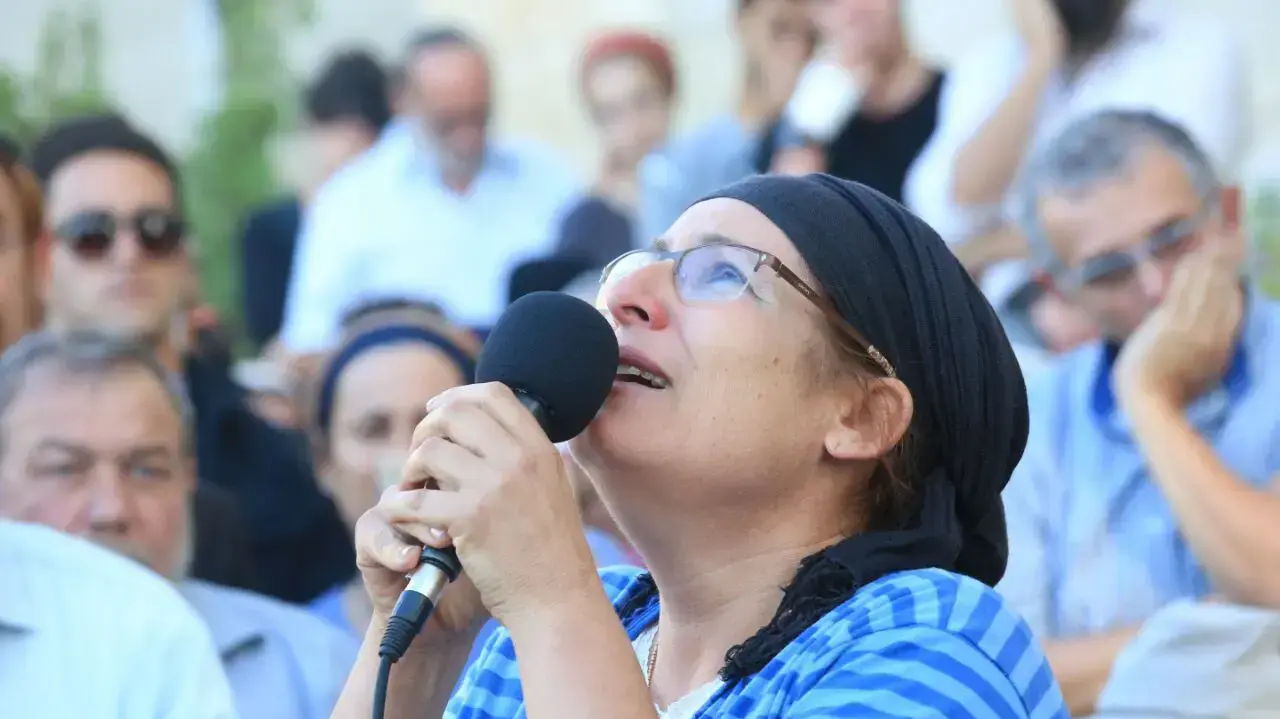 רינה אריאל אמה של הלל אריאל שנרצחה בביתה בזמן הלוויתה בקריית ארבע