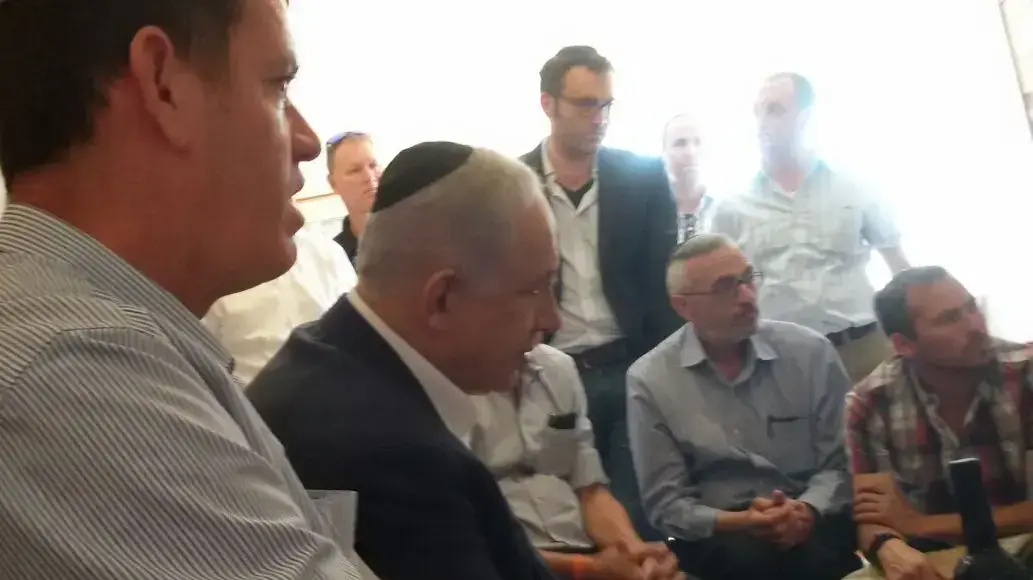בנימין נתניהו בניחום אבלים בבית משפחת אריאל מהפיגוע בקריית ארבע 01 יולי 2016 בנימין נתניהו בניחום אבלים בבית משפחת אריאל מהפיגוע בקריית ארבע 01 יולי 2016