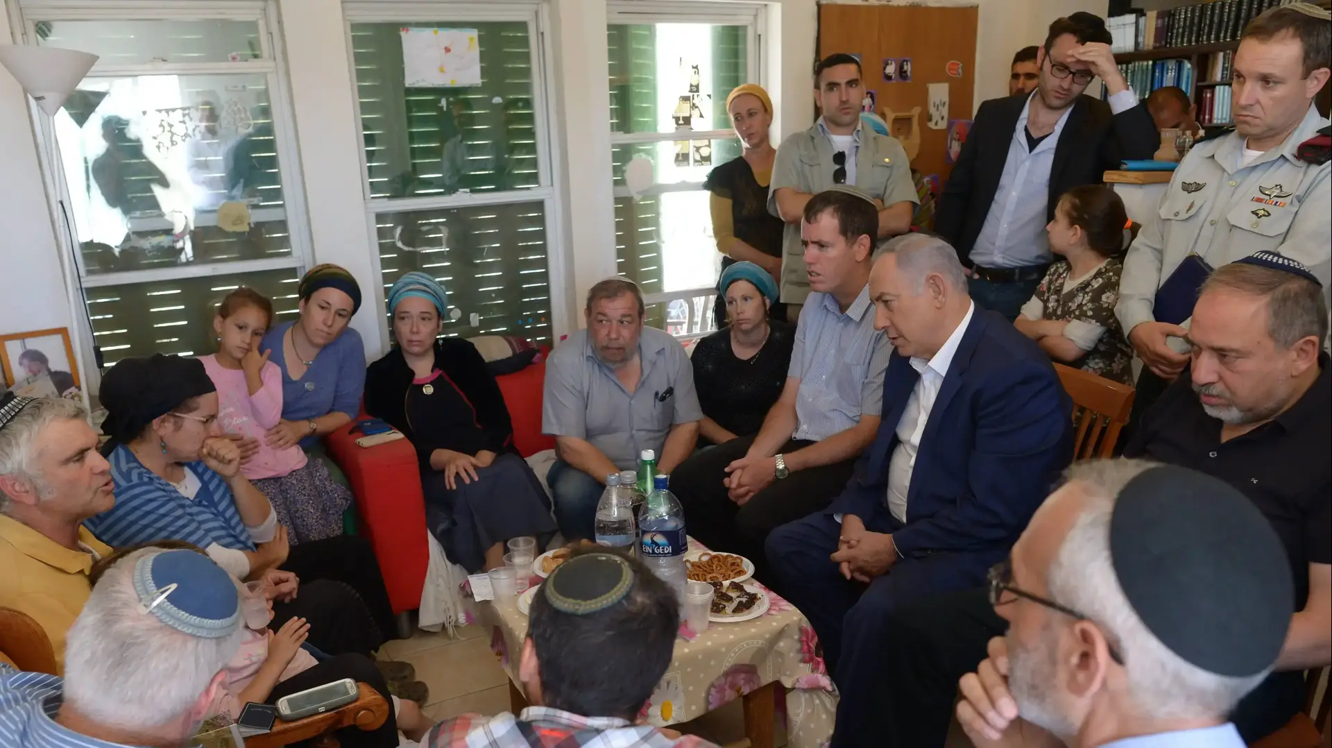 ראש הממשלה בנימין נתניהו ביקר את משפחת אריאל שבתם נרצחה בפיגוע בקריית ארבע 01 יולי 2016 ראש הממשלה בנימין נתניהו ביקר את משפחת אריאל שבתם נרצחה בפיגוע בקריית ארבע 01 יולי 2016
