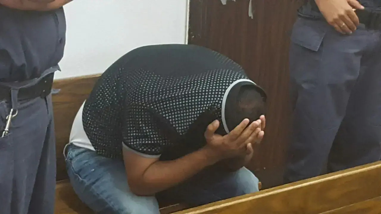 חשוד בהסעת המחבל לזירת הפיגוע בנתניה בדיון בהארכת מעצרו בבית משפט השלום תל אביב 01 יולי 2016 חשוד בהסעת המחבל לזירת הפיגוע בנתניה בדיון בהארכת מעצרו בבית משפט השלום תל אביב 01 יולי 2016