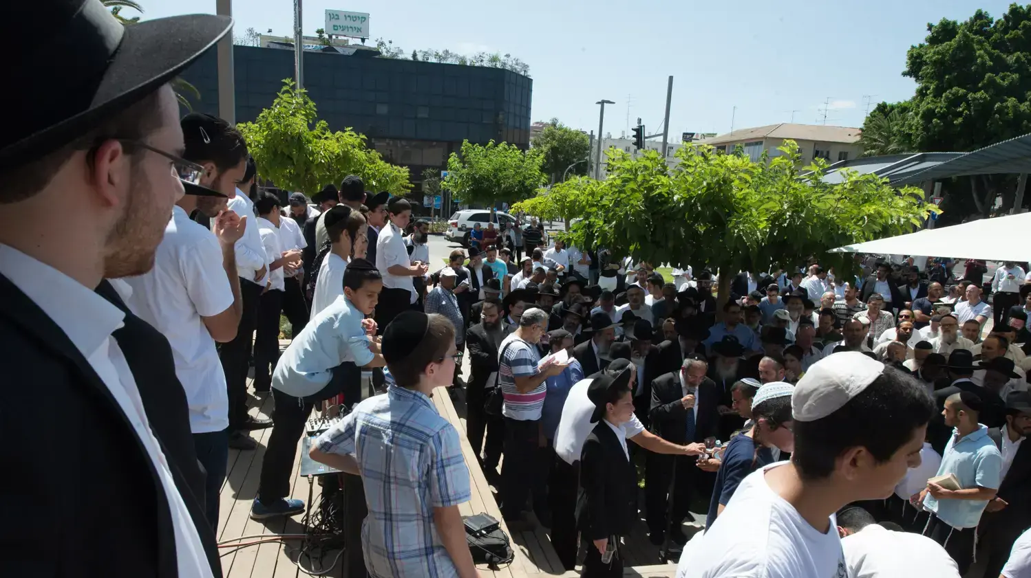 הפגנה נגד יוזמת קווי השירות בשבת בהרצליה, 1 ביולי 2016 הפגנה נגד יוזמת קווי השירות בשבת בהרצליה, 1 ביולי 2016