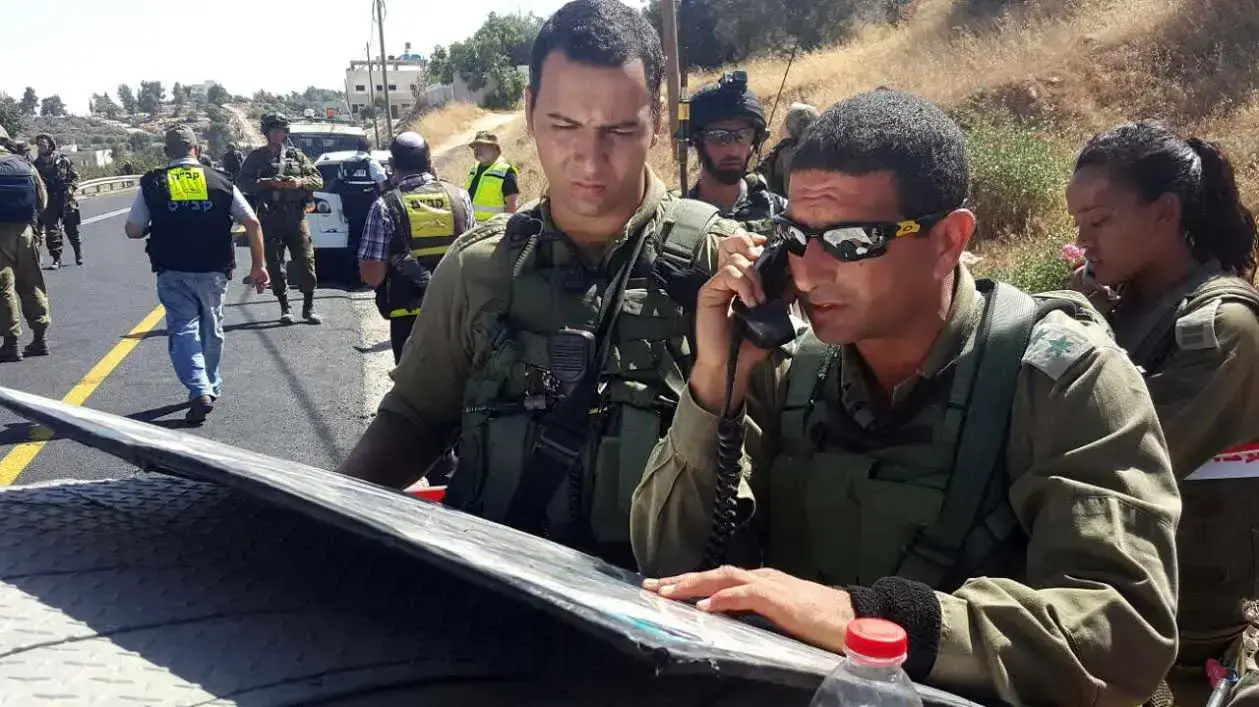 מח"ט יהודה, אלוף משנה יריב בן עזרא, בזירת הפיגוע בכביש 60, בין בית חגי לעתניאל, יולי 2016 מח"ט יהודה, אלוף משנה יריב בן עזרא, בזירת הפיגוע בכביש 60, בין בית חגי לעתניאל, יולי 2016
