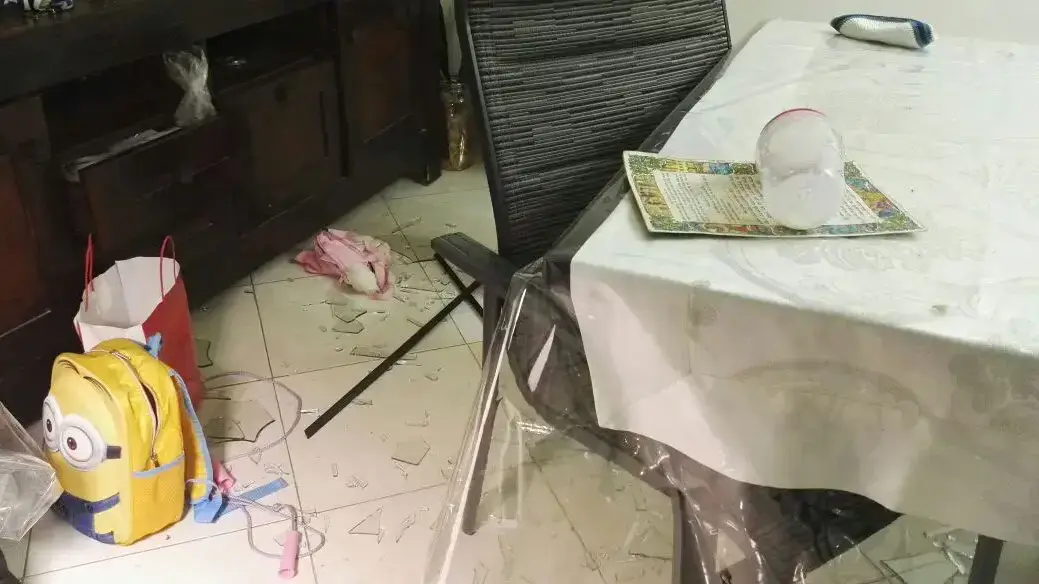 בית סמוך לזירת נפילת הרקטה בשדרות, יולי 2016