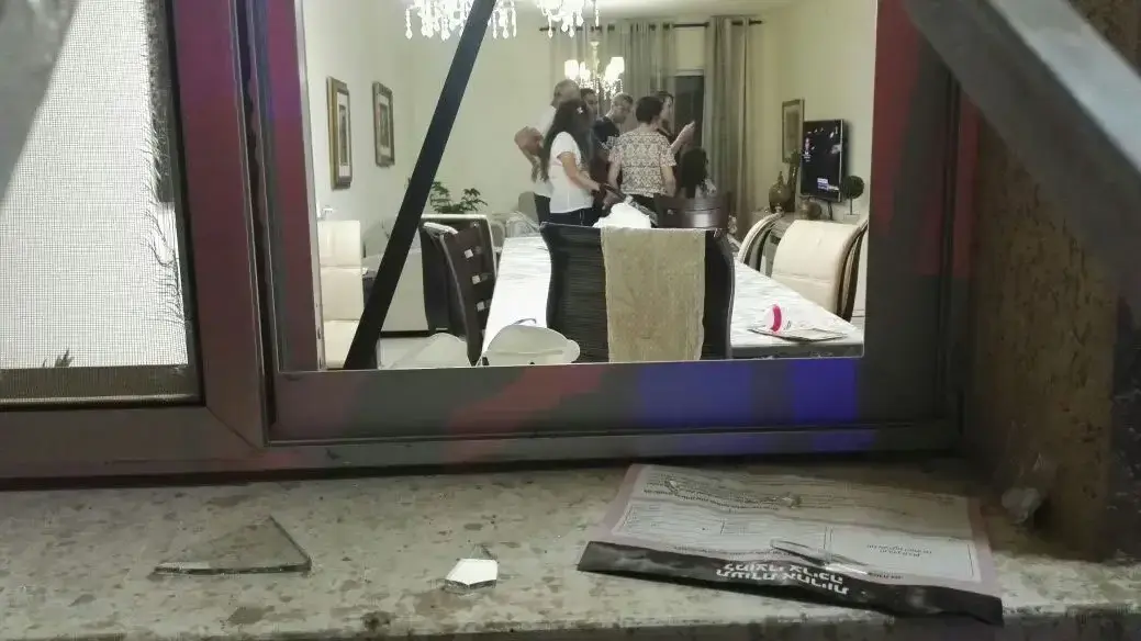 בית סמוך לזירת נפילת הרקטה בשדרות, יולי 2016