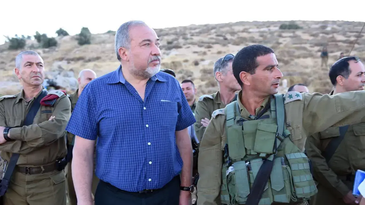 שר הביטחון אביגדור ליברמן בזירת פיגוע הירי בדרום הר חברון. 2 ביולי 2016