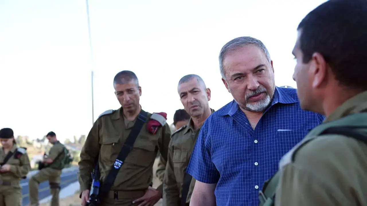 שר הביטחון אביגדור ליברמן בזירת פיגוע הירי בדרום הר חברון. 2 ביולי 2016 שר הביטחון אביגדור ליברמן בזירת פיגוע הירי בדרום הר חברון. 2 ביולי 2016
