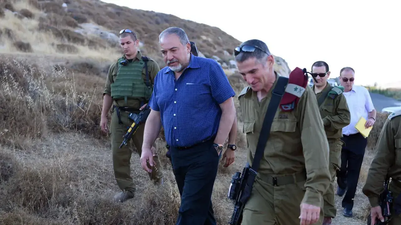 שר הביטחון אביגדור ליברמן בזירת פיגוע הירי בדרום הר חברון. 2 ביולי 2016 שר הביטחון אביגדור ליברמן בזירת פיגוע הירי בדרום הר חברון. 2 ביולי 2016