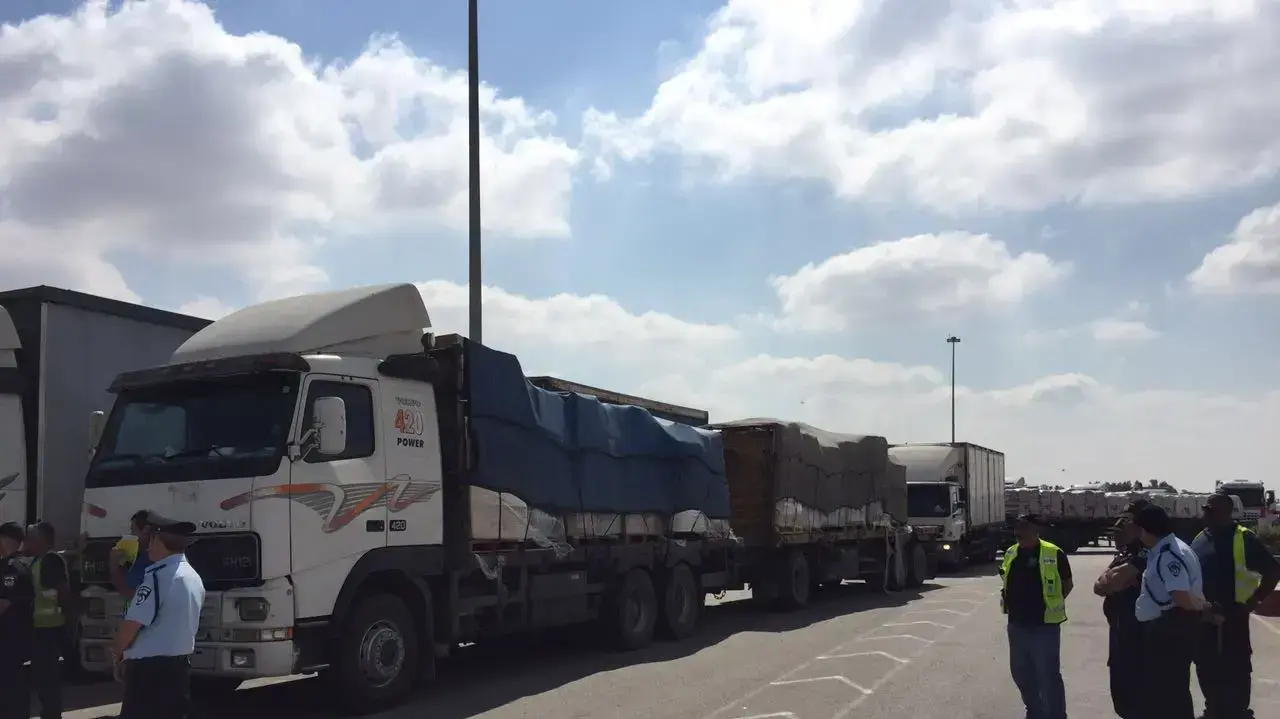 משפחתו של אורון שאול בכרם שלום חסימת מעבר המשאיות במחאה על הסכם הפיוס עם טורקיה משפחתו של אורון שאול בכרם שלום חסימת מעבר המשאיות במחאה על הסכם הפיוס עם טורקיה
